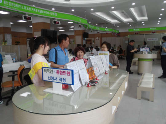 구로구가 올 1월부터 운영하고 있는 외국인 민원처리 맞춤서비스가 호평을 받고 있다. 구로구는 외국인을 대상으로 한 민원업무가 늘어남에 따라 구청 1층 민원여권과 내에 상담창구를 따로 만들어 행정절차 설명, 생활불편 상담 등의 맞춤형 서비스를 펼쳐왔다.   구로구 제공